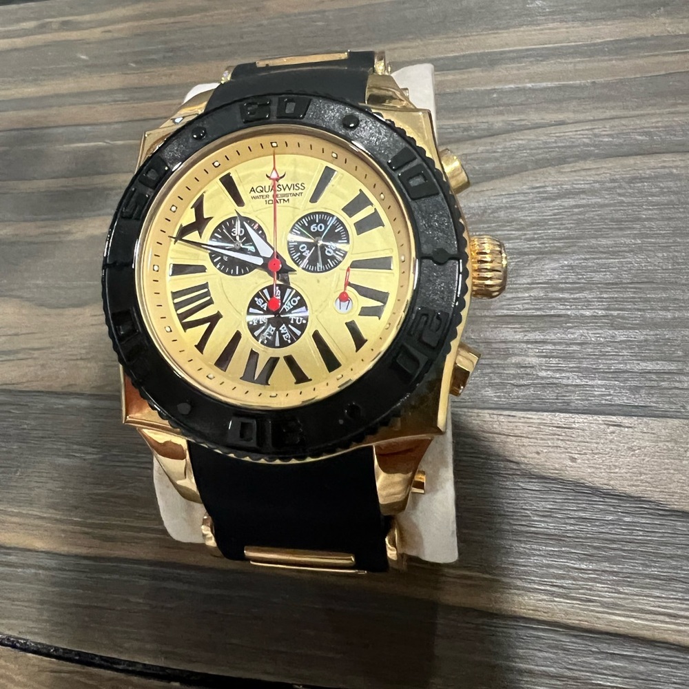 In Great condition, hardly worn, unisex, black gold with gold face rare combo.